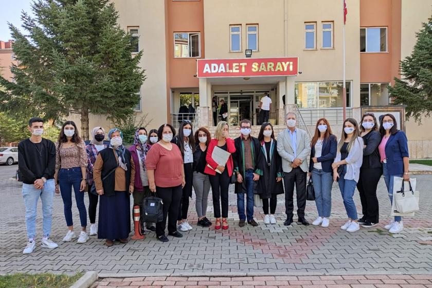 Diyarbakır UCİM üyeleri adalet sarayı önünde