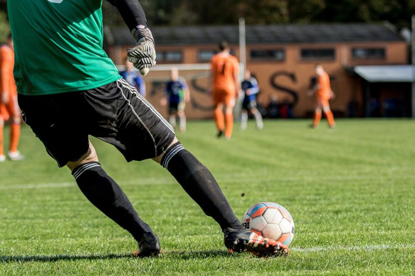 Bir futbol maçında kaleci topu aut atışıyla oyuna sokarken.