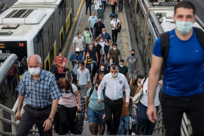 Metrobüs durağında merdivenlerden çıkan maskeli insanlar