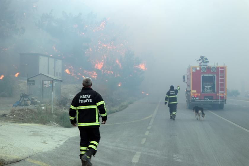 Hatay'da itfaiye ekipleri orman yangınını söndürmeye çalışırken.