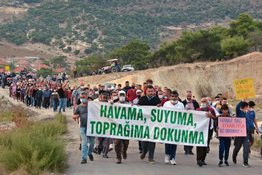 Dikili'de kum ocağına karşı yürüyüş yapan köylüler