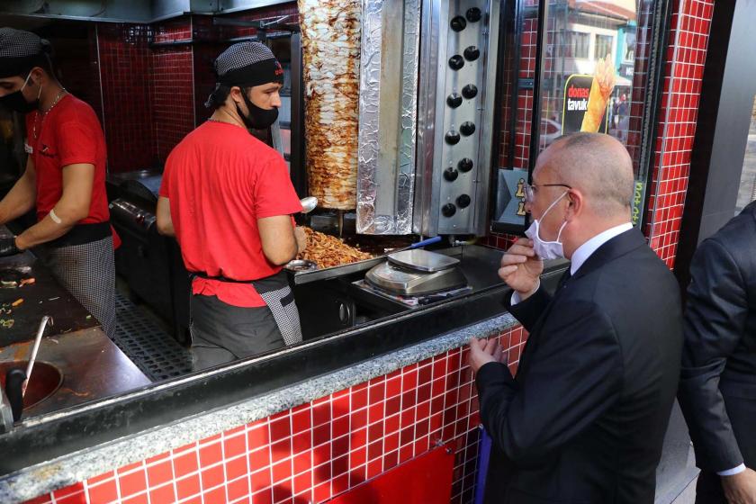 Ali Fuat Atik (sağda) ve döner ustası (solda)