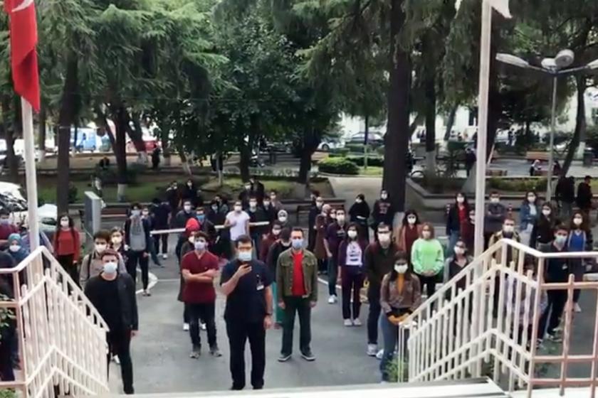 İstanbul Üniversitesi Cerrahpaşa Tıp Fakültesi öğrencileri yemekhane binası önünde boykot açıklaması yaparken.