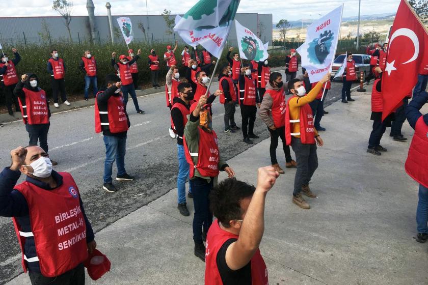 Sendikalı oldukları için zorla ücretsiz izne çıkarılan ve fabrika önünde direnişe geçen Dilovası Systemair HSK işçileri.