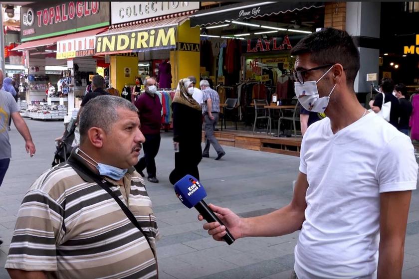  İsmail Demirbaş (solda) sokak röportajında konuşurken