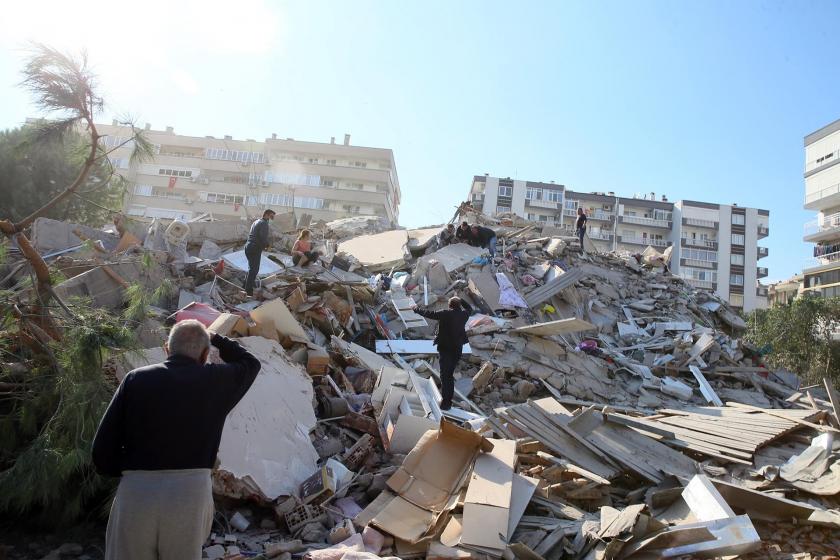 İzmir'de bazı binalar yıkıldı