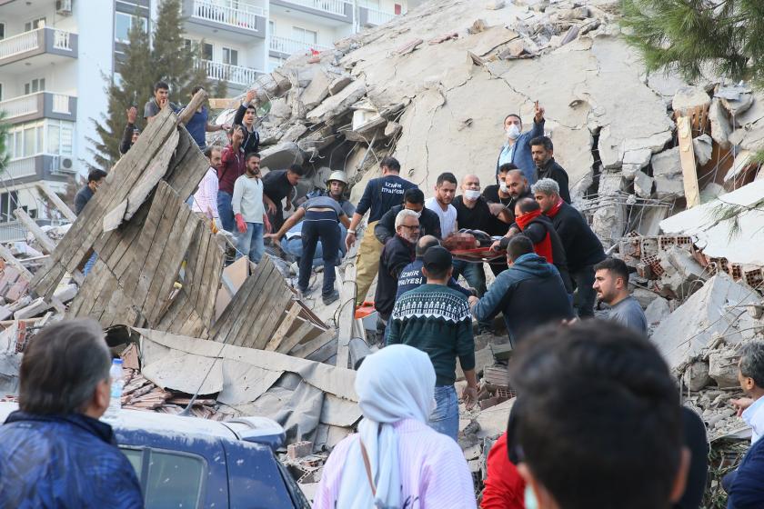 İzmir'de enkazdan yaralılar çıkarılıyor