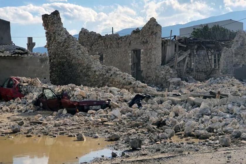 Samos adasında depremde yıkılan yapı