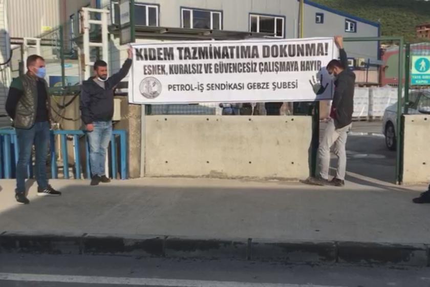 Petrol-İş Sendikası Gebze Şubesine üye Nedex Kimya işçileri, kıdem tazminatının gasbına karşı fabrikalarında eylem yaparken.