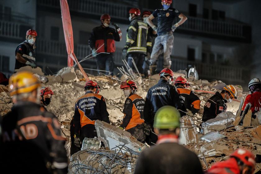 Arama kurtarma çalışmaları yapan görevliler