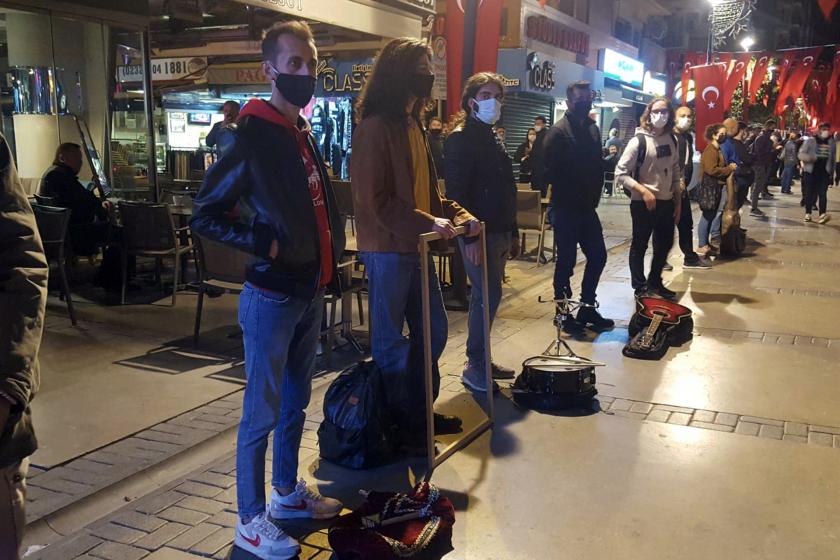 İzmir’de kültür-sanat emekçileri, pandemi gerekçesi ile etkinlikler ve etkinlik mekânlarına dair getirilen kısıtlamaları protesto etti.