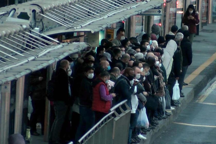 Metrobüs durağında bekleyenler