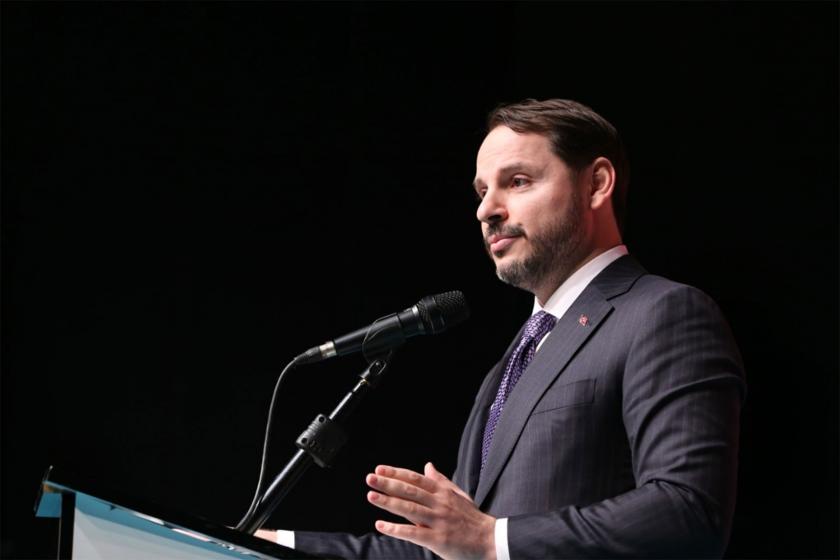 Berat Albayrak kürsüde konuşurken