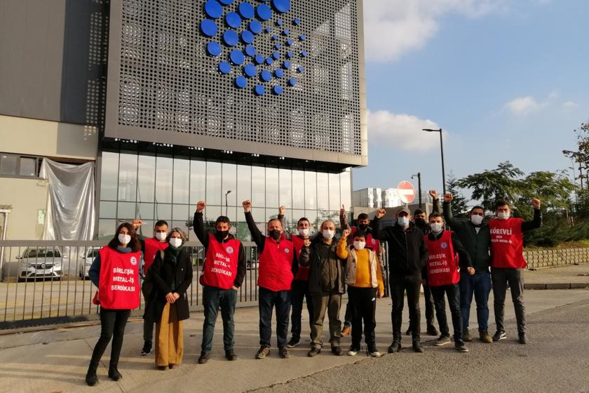 Özer Elektrik ve Systemair HSK işçileri ile EMEP üye ve yöneticileri fabrika önünde 