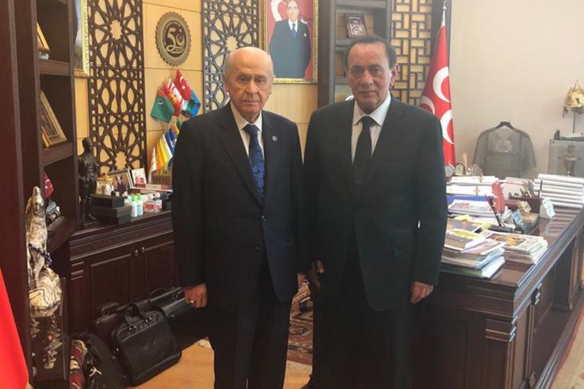 MHP Genel Başkanı Devlet Bahçeli ve suç örgütü lideri Alaattin Çakıcı'nın yan yana oldukları bir fotoğraf.