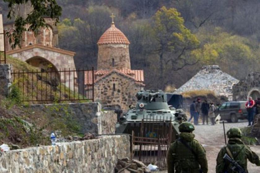 Dağlık Karabağ'da askeri araçlar, sağda arkası dönük iki asker