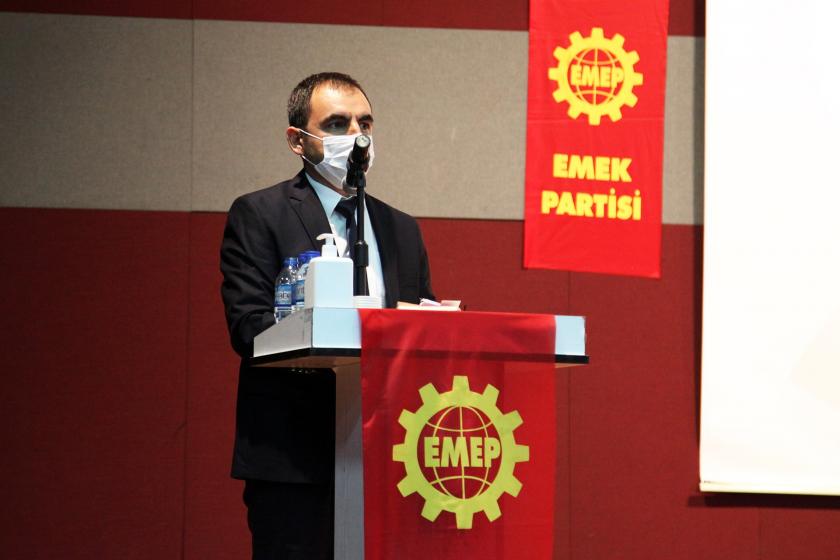 Ercüment Akdeniz, Emek Partisi (EMEP) 9'uncu olağan kongresinde genel başkan olarak seçilmesinin ardından kürsüde konuşma yaparken.