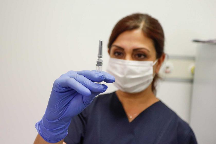 Kamu, özel fark etmeksizin tüm doktorlara koronavirüs aşısı yapma yetkisi verildi
