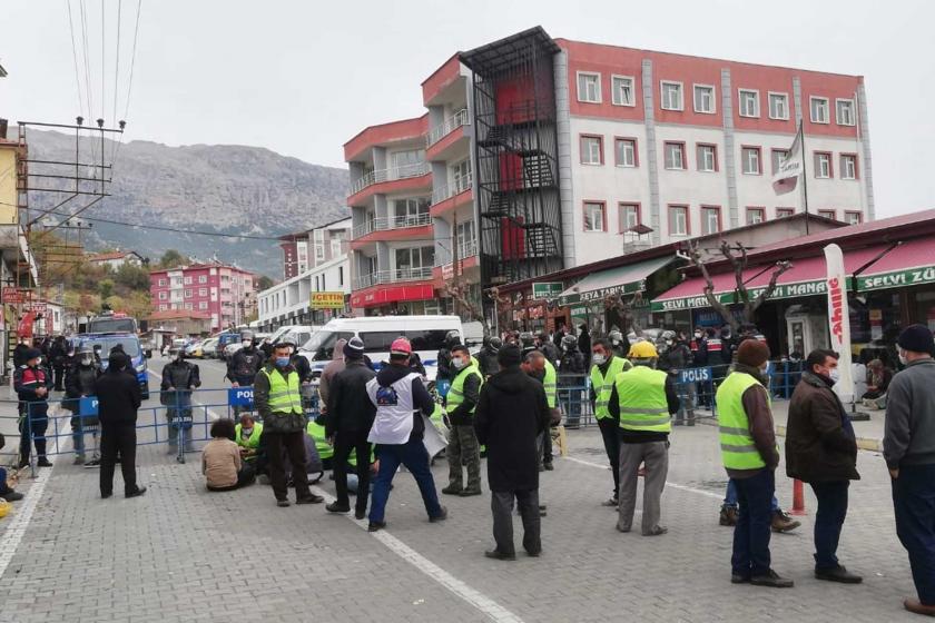 Ermenekli madenciler, karşılarında polis barikatı