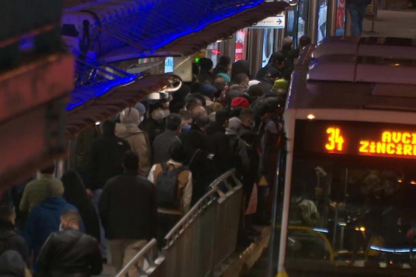 Metrobüs durağında bekleyenler