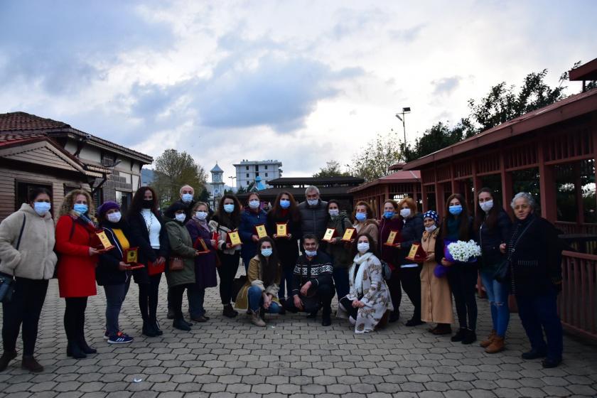 Rize Fındıklı Belediyesi, uzunca süredir gönüllü olarak çalışmalarını sürdüren Fındıklı Belediyesi Kadın Korosu üyelerine plaket takdim etti.