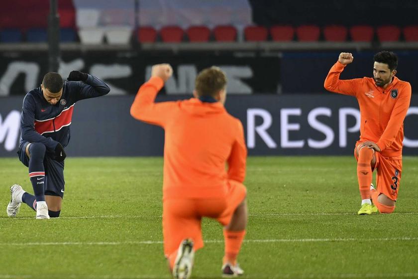 PSG-Başakşehir maçı öncesinde hakemler ve futbolcular orta sahada diz çökerek Şampiyonlar Ligi müziği eşliğinde ırkçılığı protesto etti.