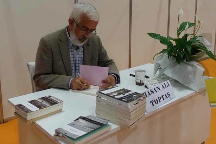 TÜYAP kitap fuarında Hasan Ali Toptaş, imza etkinliklerinde okurlarıyla bir araya gelerek, kitaplarını imzaladı. (Fotoğraf: Aişe Hümeyra Bulovalı/AA)