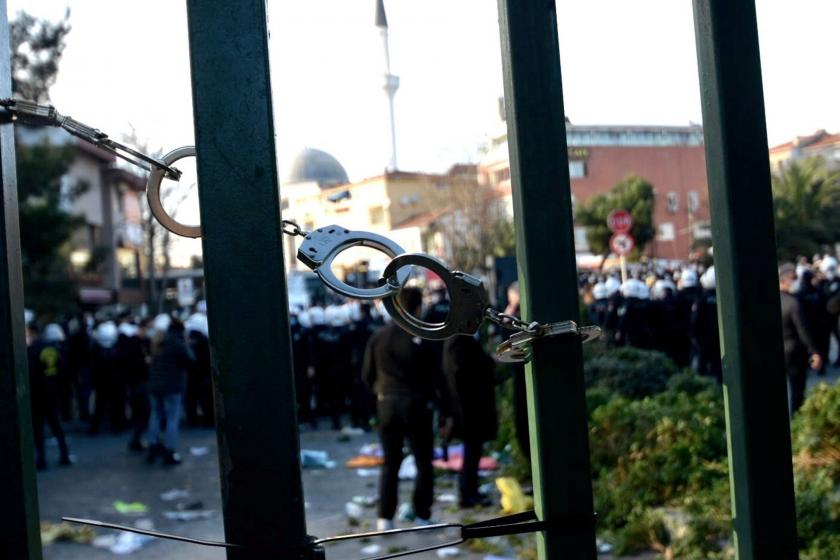 Melih Bulu'nun Boğaziçi Üniversitesine kayyum rektör olarak atanmasının ardından öğrencilerin üniversitede yaptığı protesto sırasında polis üniversite kapısını kelepçeledi.