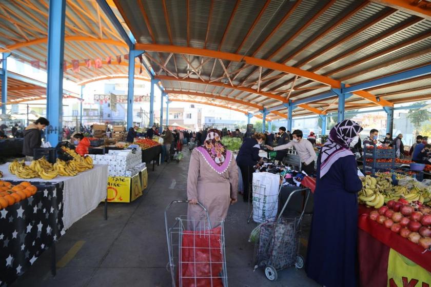 Pazarda alışveriş yapan kadınlar (sağda)