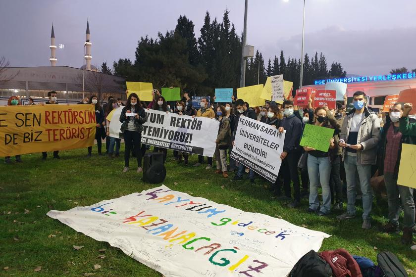 İzmir'de üniversite öğrencileri Ege Üniversitesi ana girişinde basın açıklaması yaptı.