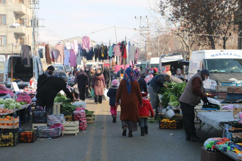 Van’ın İpekyolu ilçesine bağlı Bostaniçi Mahallesi'nde kurulan halk pazarı