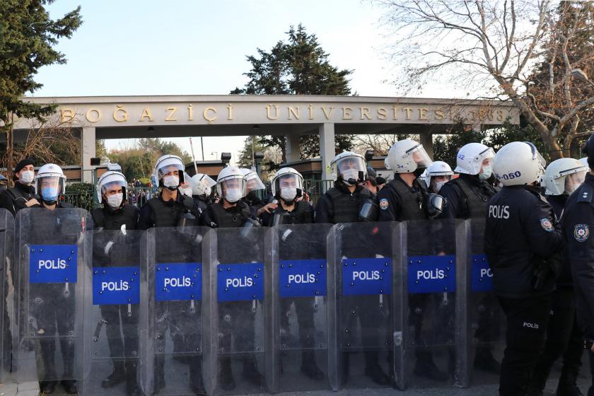 AKP'li Melih Bulu'nun Boğaziçi Üniversitesine kayyum rektör olarak atanmasının ardından Boğaziçi Üniversitesinin girişi polis tarafından ablukaya alındı.