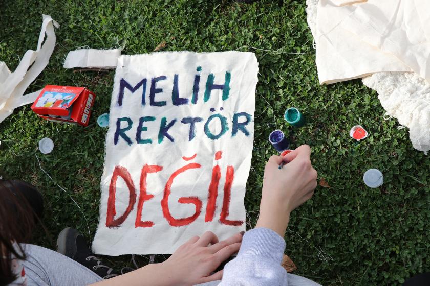 AKP'li Melih Bulu'nun Boğaziçi Üniversitesine kayyum rektör olarak atanmasının ardından Boğaziçi Üniversitesi öğrencilerinin gerçekleştirdiği protesto eylemlerinden bir fotoğraf.