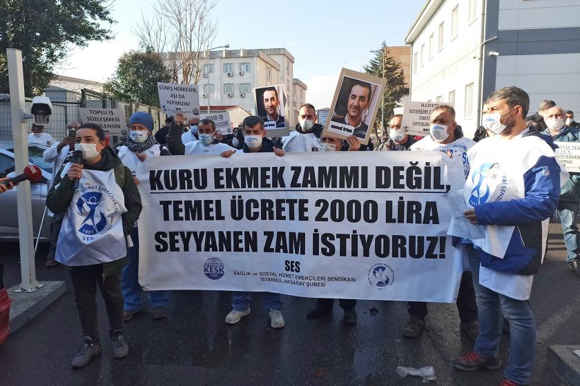 Sağlık ve Sosyal Hizmet Emekçileri Sendikasına (SES) üye sağlık emekçileri 'Geçinemiyoruz' diyerek maaşlarının yükseltilmesi ve ek ödemelerin yapılması talebiyle eylem gerçekleştirdi.