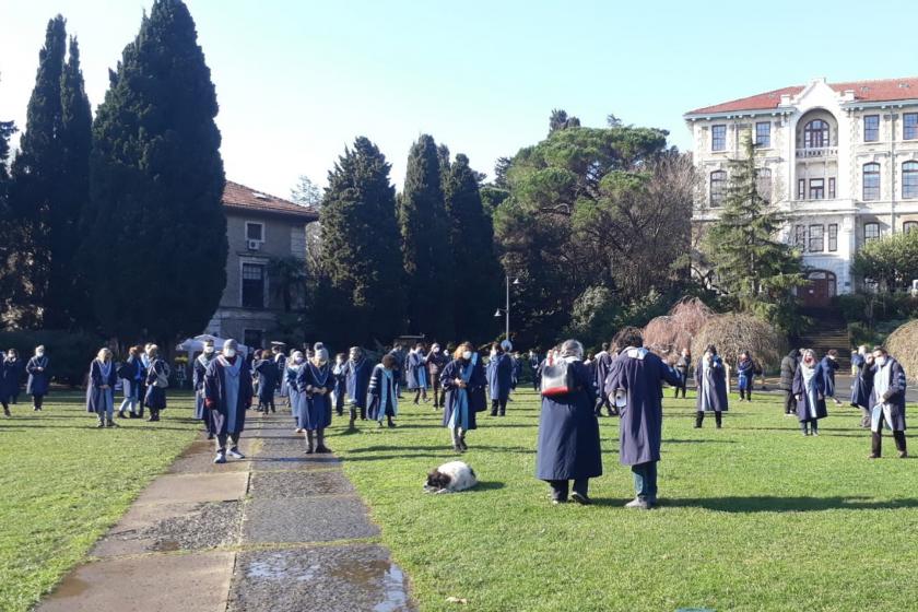 Boğaziçi Üniversitesi akademisyenlerinin rektörlük binasına sırtlarını dönerek yaptıkları protesto eyleminden bir fotoğraf.