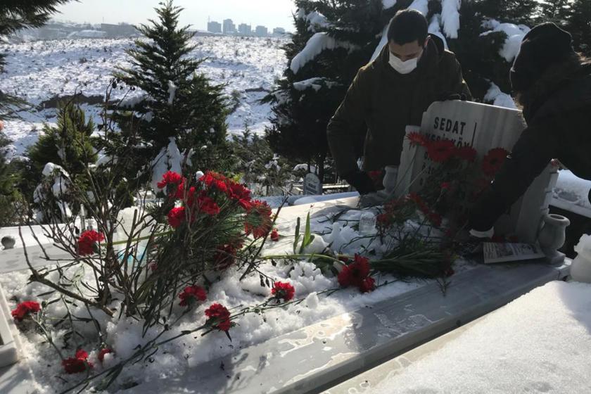 İş cinayetinde yaşamını yitiren Sedat Yeşilköy mezarı başında anıldı.