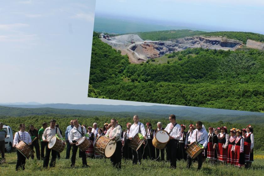 Bulgaristan tarafındaki şenlikler ve Türkiye tarafındaki maden sahası görünüyor. 