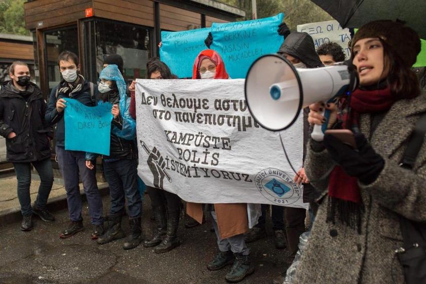 Boğaziçi Üniversitesi öğrencileri iki dilde kampüste polis istemiyoruz yazılı pankartla açıklama yapıyor.