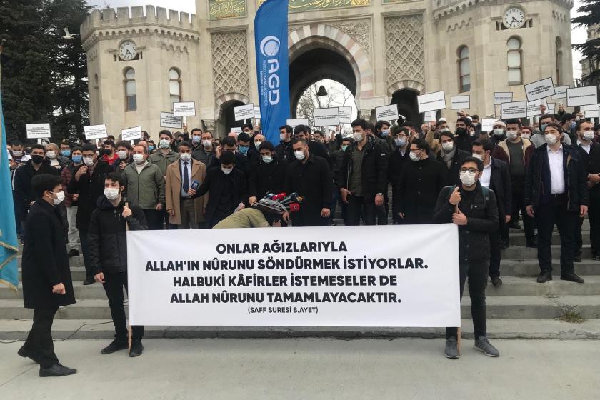 Beyazıt Meydanında Anadolu Gençlik Derneği tekbirli eylem yaptı