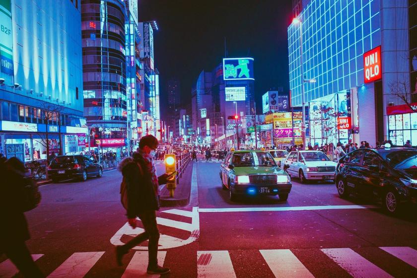 Japonya'da yaya yolunda yürüyen bir erkek (solda) trafik (sağda)