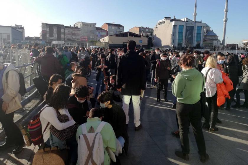 Çağlayan'daki İstanbul Adliyesi önünde arkadaşlarını almayı bekleyen Boğaziçi Üniversitesi öğrencileri