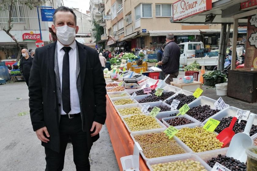 Pazarda zeytin sergisinin önünde duran İbrahim Uğur Toprak