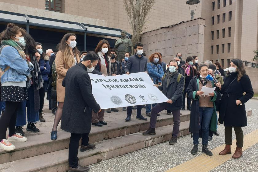 Avukatlar çıplak arama ile ilgili basın açıklaması düzenledi