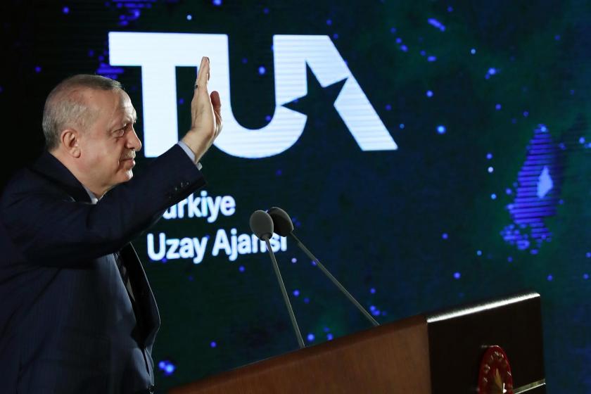 Erdoğan Türkiye Uzay Ajansı fonu önünde