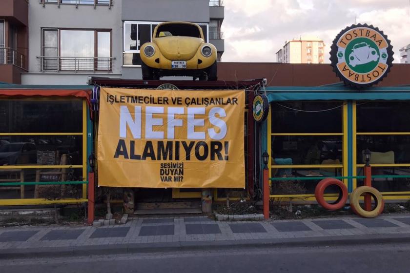 Kayseri’de kafe işletmecileri ve çalışanlar işyerlerine astıkları afişlerle seslerini duyurmaya çalışıyor.