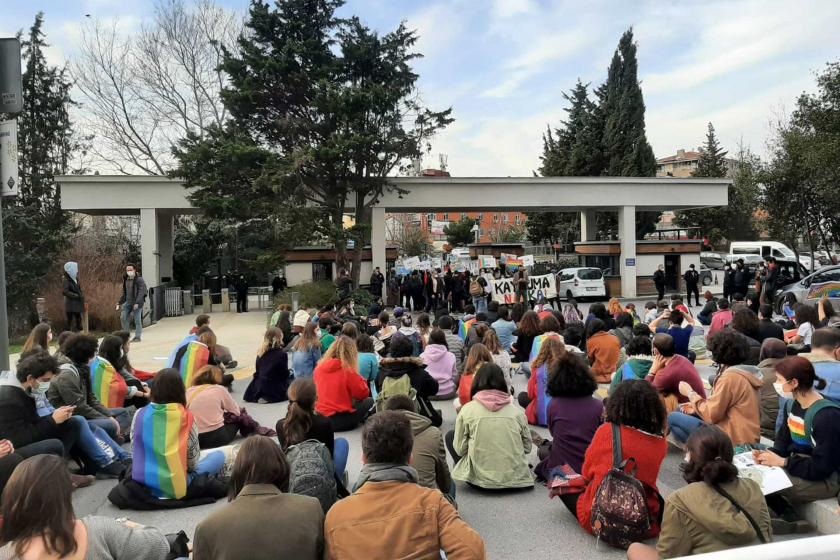 Boğaziçi'nde LGBTİ+ Araştırmaları Kulübünün kapatılması protesto edildi