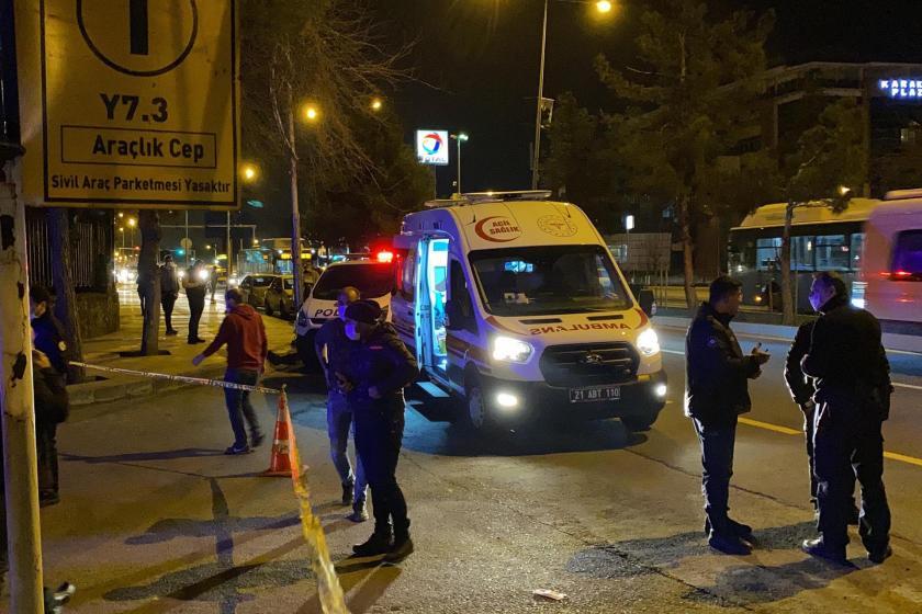 Diyarbakır Adliyesi karşısında bekleyen ambulans ve görevliler