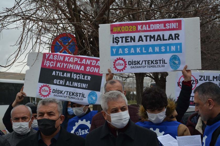 Antep’te Yasin Kaplan Halı’da Kod-29 ile işten atılan DİSK Tekstil üyesi işçiler fabrika önünde açıklama yaptı