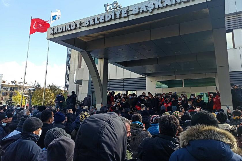 Kadıköy Belediyesi işçileri grevin ikinci gününde belediye önündeydi