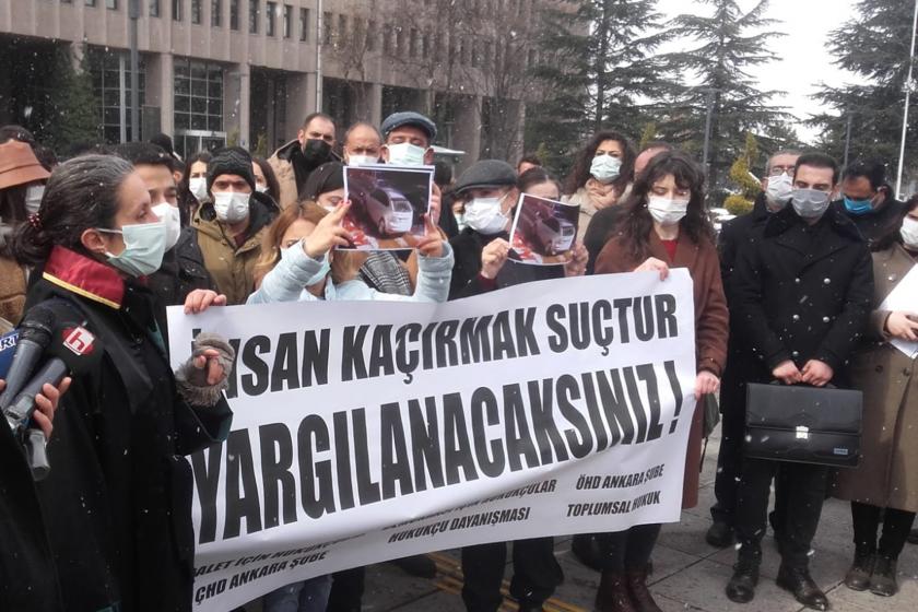 Ankara’da kaçırılan ve darp ve tehdide maruz bırakılarak bir süre sonra salınan 3 üniversite öğrencisi, hukukçularla birlikte suç duyurusunda bulundu.